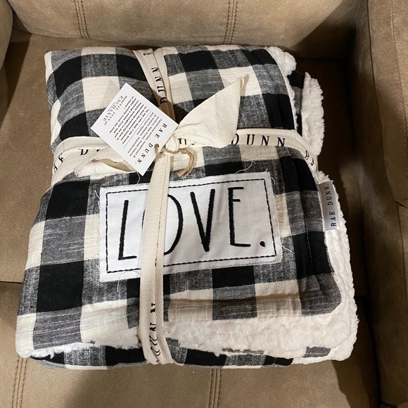 NWT Rae Dunn Sherpa “love” throw